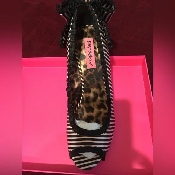 Betsey Johnson Cammie bow heels - Picture 3 of 5